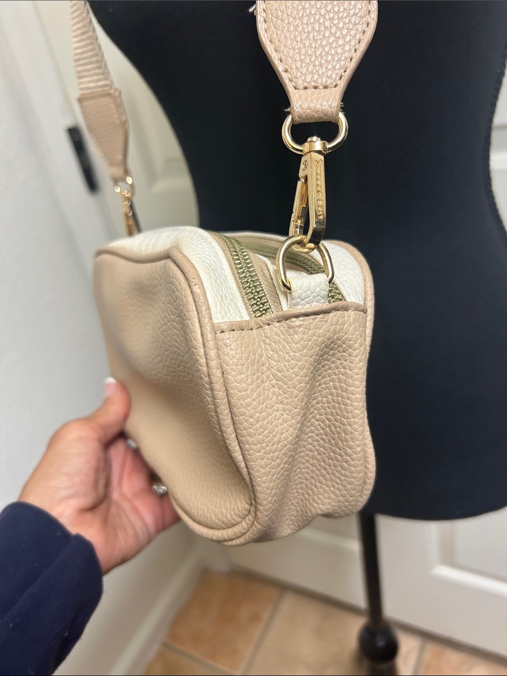 Like Dreams crossbody bag a pebbled vegan leather, guitar" style strap, Beige - Picture 8 of 11
